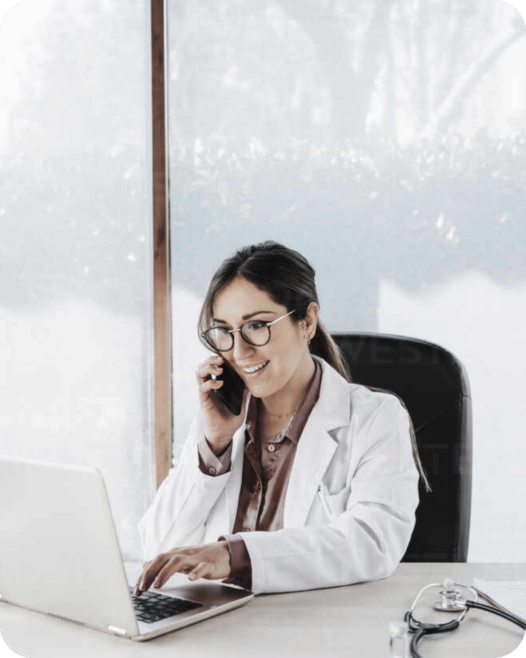 SmartDoctor — sistema de gestão para clínicas e consultórios em nuvem Sistema SmartDoctor aberto no celular mostrando agenda médica e prontuário eletrônico